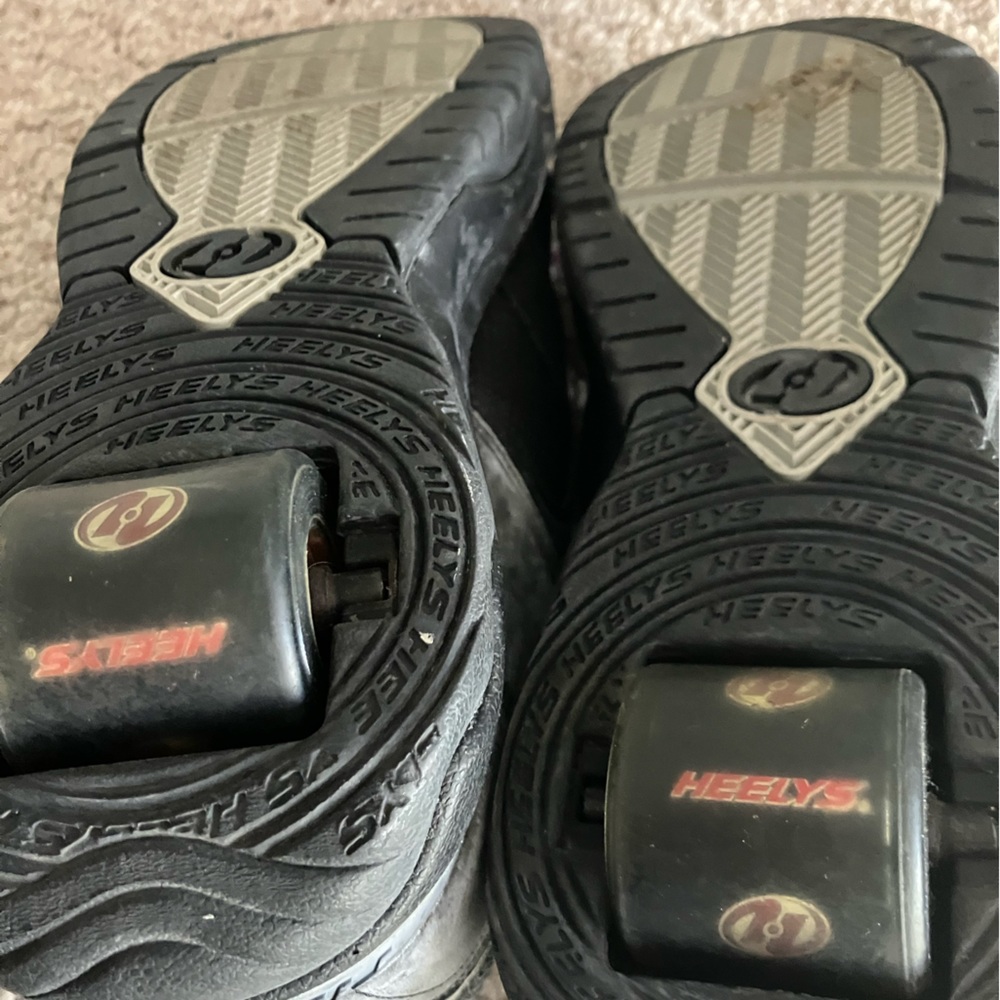 Like new Men’s Official Heely’s Skate Shoe. SIZE 12